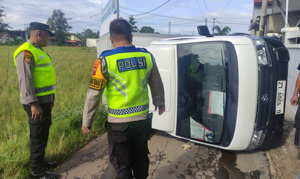 Mobil Pengangkut MBG di Pekalongan Tabrak Pagar dan Terguling