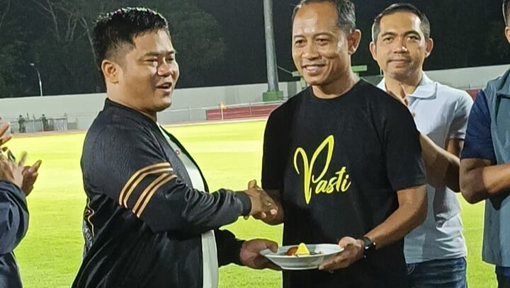 Bupati Ischak Resmikan Running Track GOR Trisanja Slawi