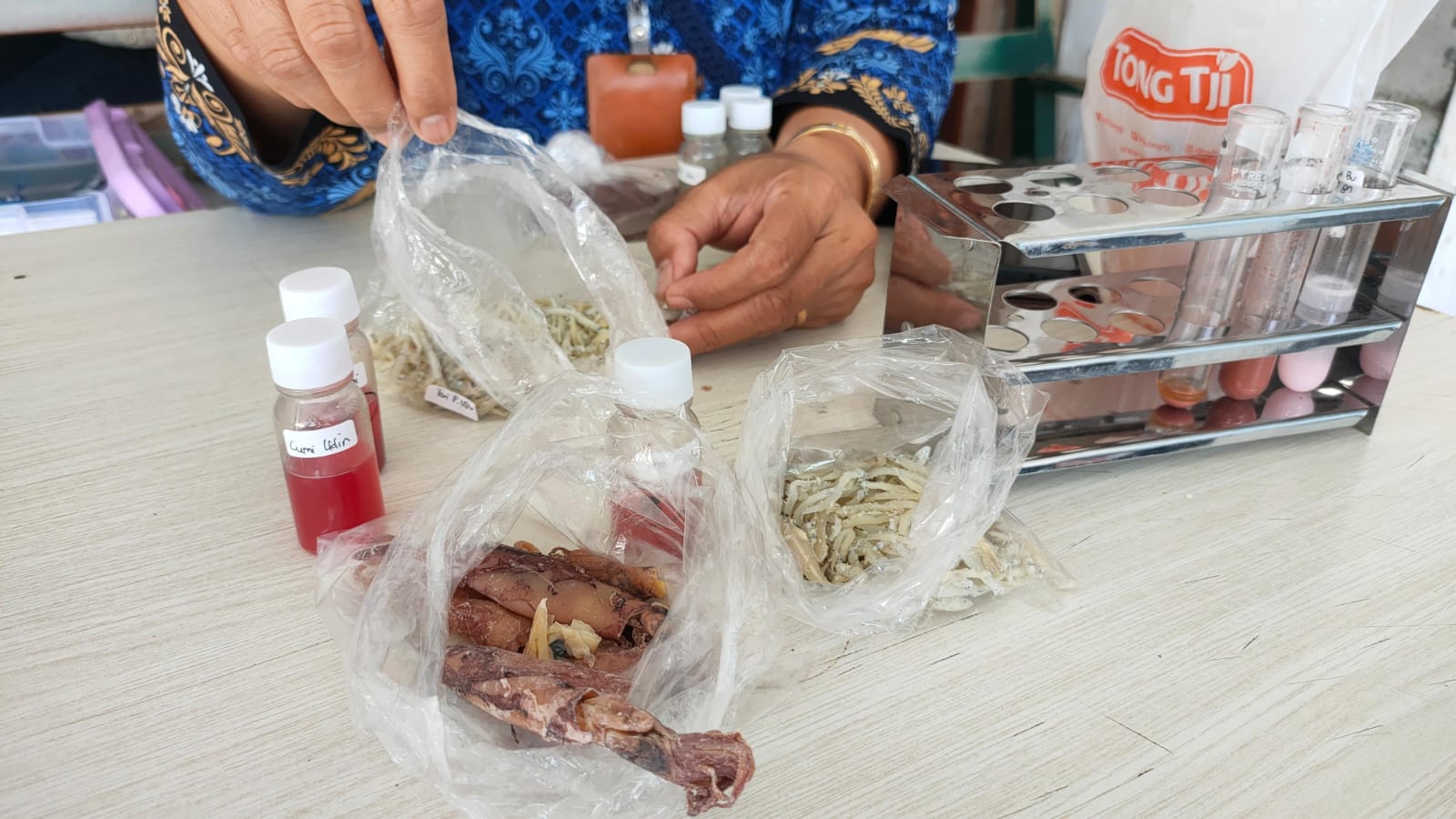 Cumi Kering dan Teri Medan di Pasar Pagi Tegal Mengandung Formalin