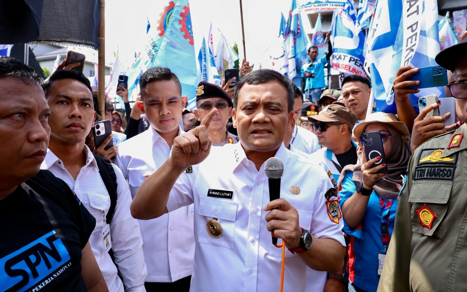 Ahmad Luthfi Tetapkan UMP Jateng 2026 Rp2,33 Juta