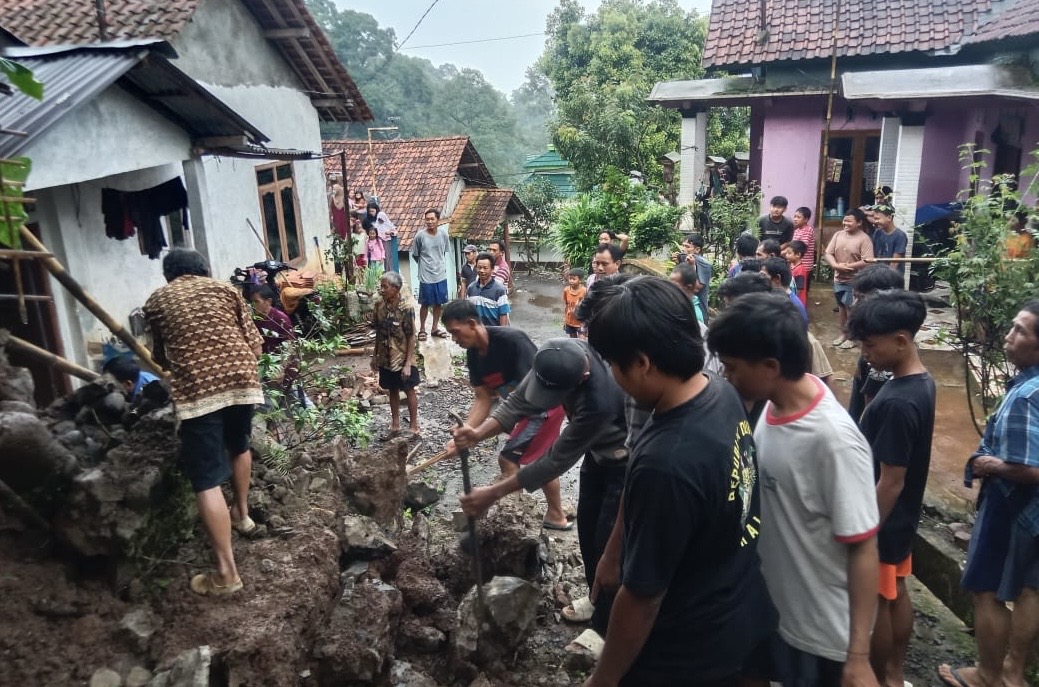Hujan Deras Picu Longsor di Desa Mendolo Pekalongan