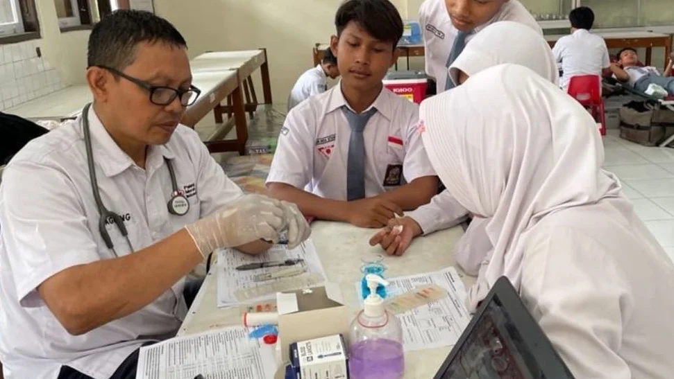 Siswa SMA 1 Kramat turur serta melakukan donor darah di sekolah belum lama ini.