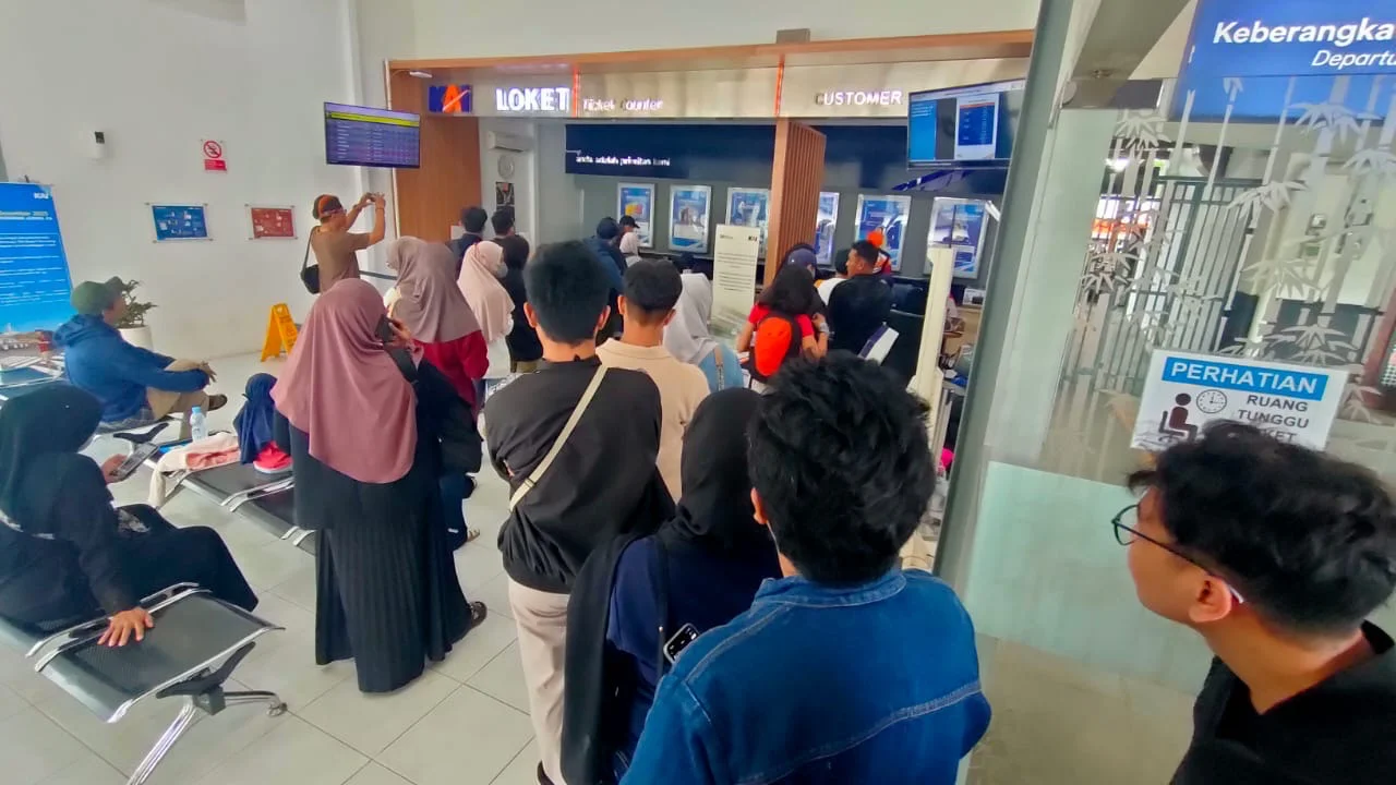 Para calon penumpang kereta api menukarkan tiket mereka di Stasiun Tegal, karena pembatalan keberangkatan, Minggu sore 18 Januari 2026.
