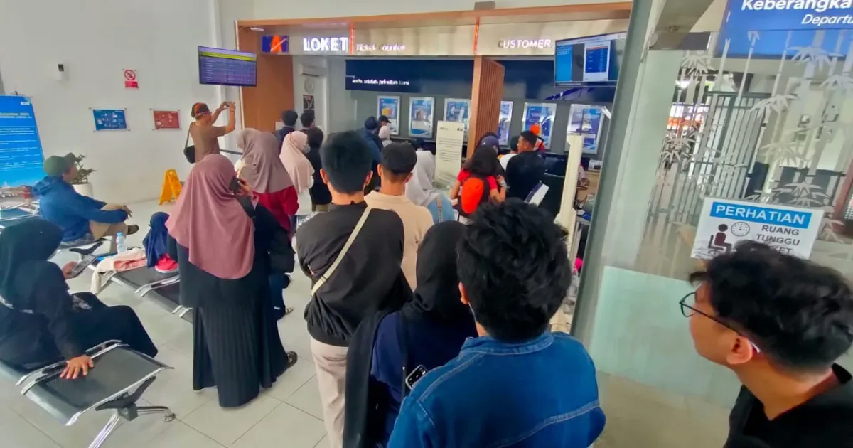 Ribuan Tiket KA Dibatalkan Imbas Banjir Pekalongan, Penum...