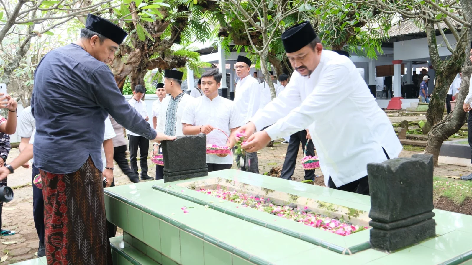Ziarah Ke Makam Leluhur bagian Rangkaian Hari Jadi Pemalang ke 451 tahun
