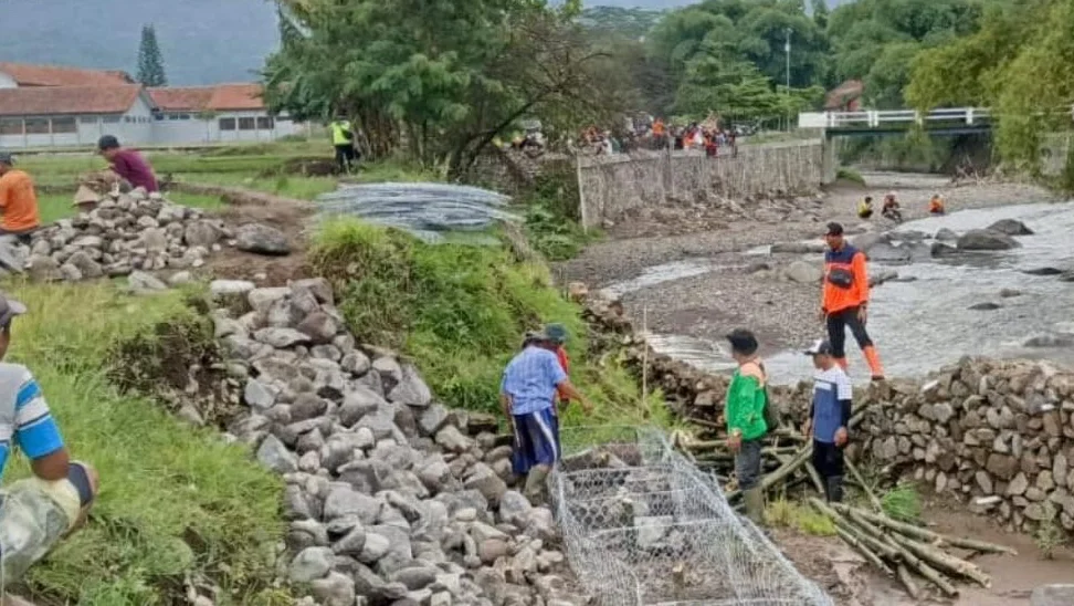 Tanggul Jebol Picu Banjir, Pemdes Kalierang Bumiayu Pasang Bronjong di Sungai Kalierang