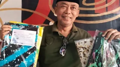 Kunjungi SLB Mutiara Hati Bumiayu, Agung Widyantoro Borong Batik Ciprat