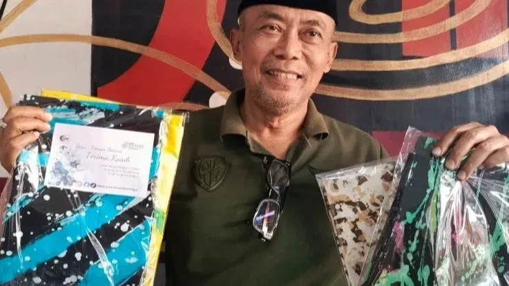 Kunjungi SLB Mutiara Hati Bumiayu, Agung Widyantoro Borong Batik Ciprat