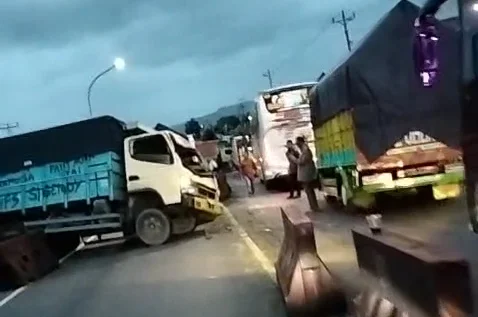 Dua Truk Kecelakaan di Flyover Kretek Paguyangan Brebes, Warga Soroti Kerawanan Over Tonase