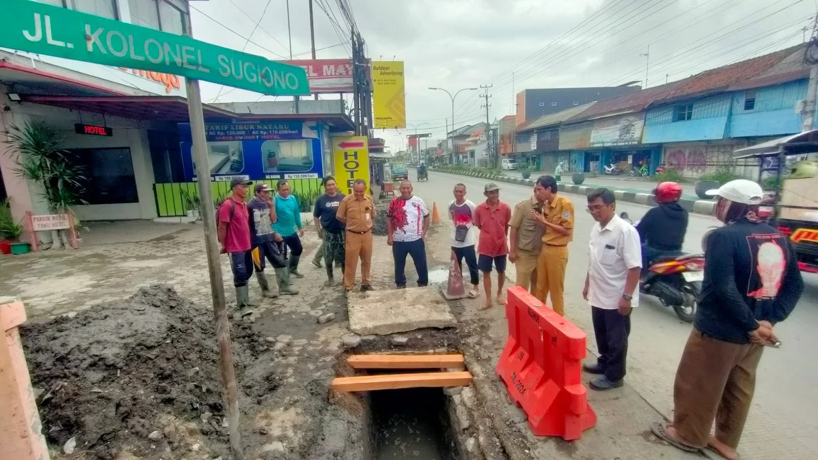 Plt Kepala DPUPR Kota Tegal, Heru Prasetya, meninjau pekerjaan normalisasi saluran drainase di Jalan Kolonel Sugiono, Kelurahan Kemandungan, Kecamatan Tegal Barat, Senin 26 Januari 2026.