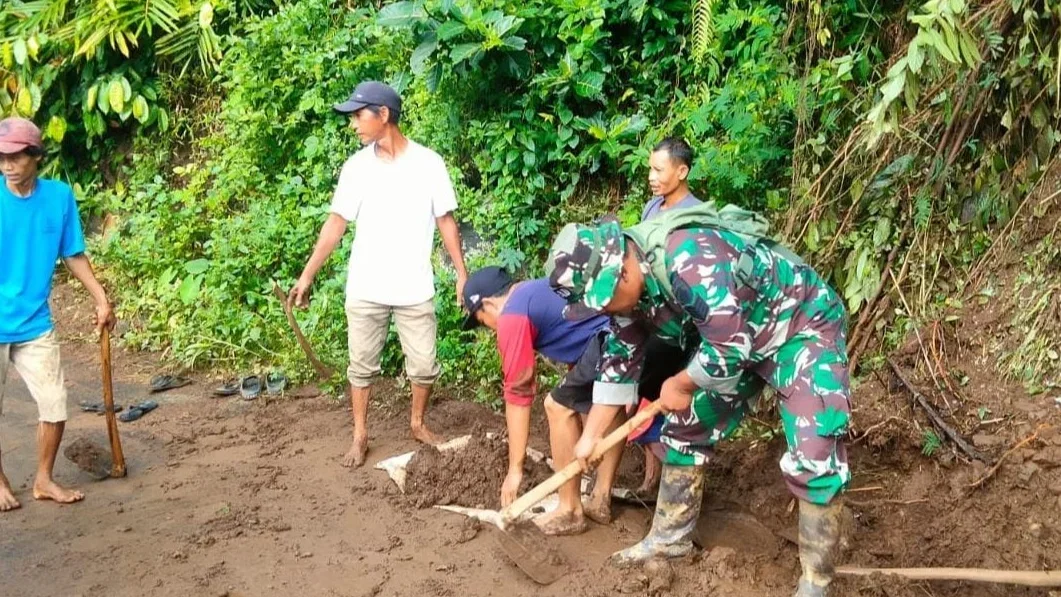 TNI dan Masyarakat Desa Gembyang - Desa Mejagong Pemalang Bersihkan Material Longsor
