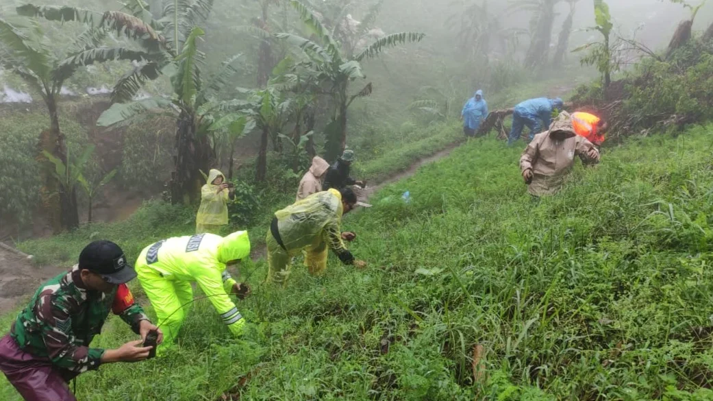 Polsek Bumijawa Dukung Penanaman 15.000 Pohon Swadaya di Bukit Gondang