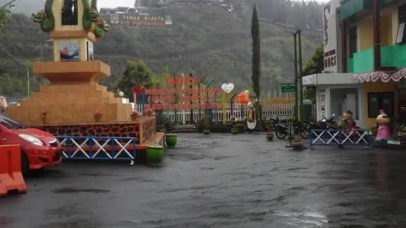 Prakiraan Cuaca Wisata Guci Tegal Hari Ini 28 Januari 2026, Waspada Hujan Seharian Disertai Angin Kencang