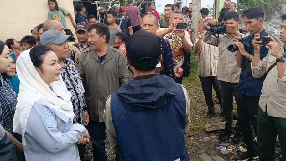 Bupati Brebes Tinjau Warga Terdampak Banjir Sungai Keruh di Bumiayu, Pastikan Bantuan Perbaikan Rumah