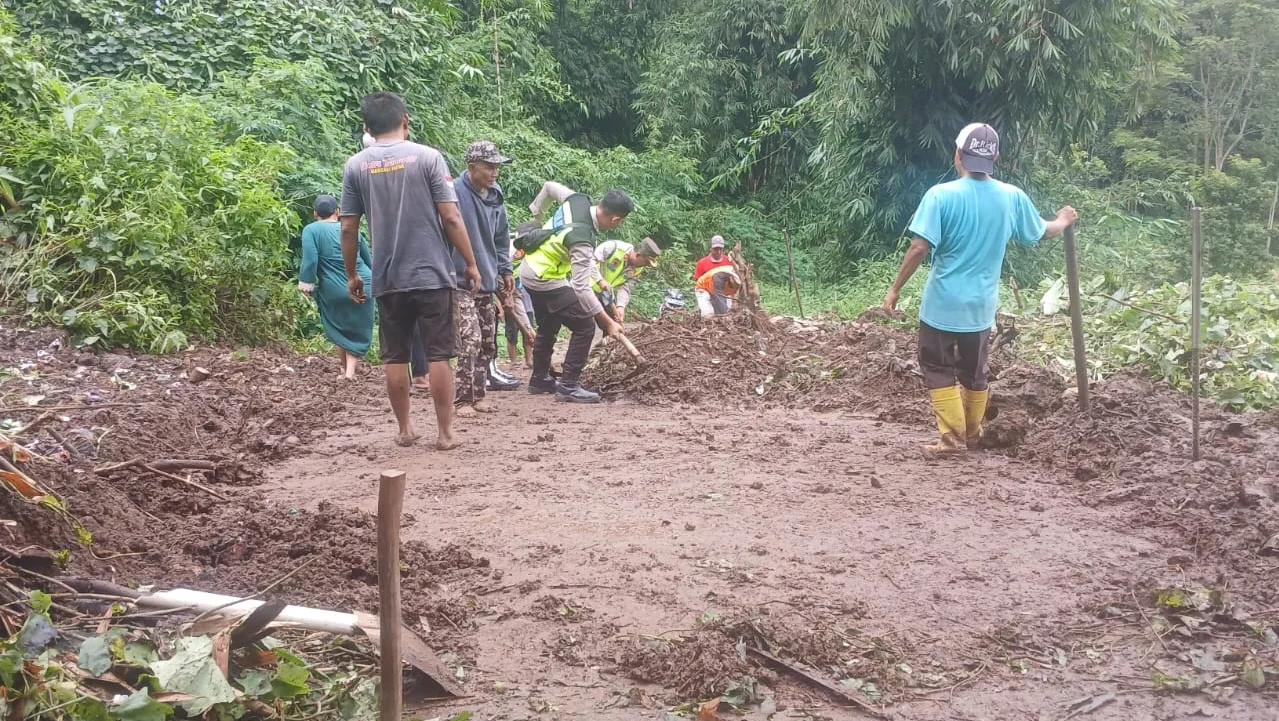 Jalan Penghubung Bojong - Sokasari Tegal Longsor,  Lalu Lintas Warga Terhambat