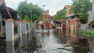 Tanggul Sungai Bremi Jebol, Ratusan Rumah di Pekalongan Terendam Banjir
