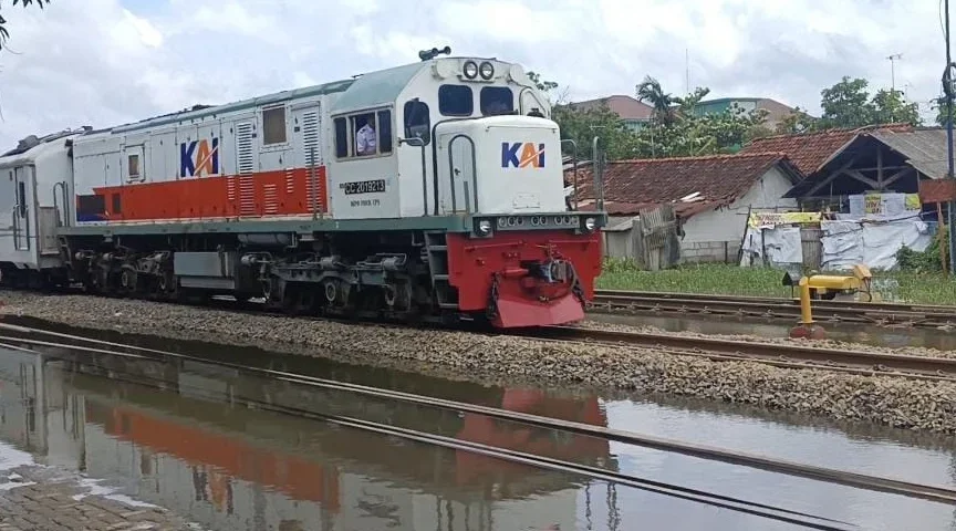Terdampak Banjir, KAI Masih Batasi Kecepatan KA di Jalur Pekalongan - Sragi