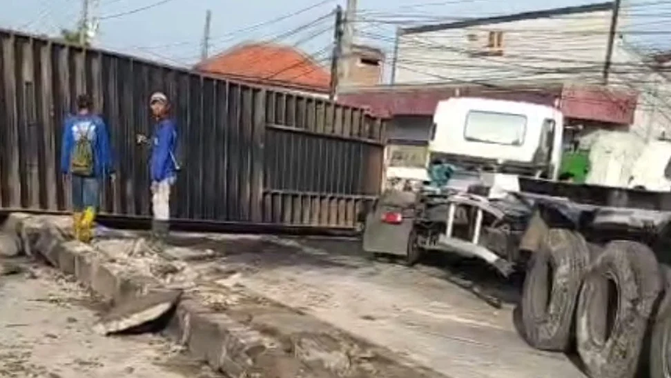 Pagi Ini Ada Truk Kontainer Terguling di Jalur Pantura BrebesItu