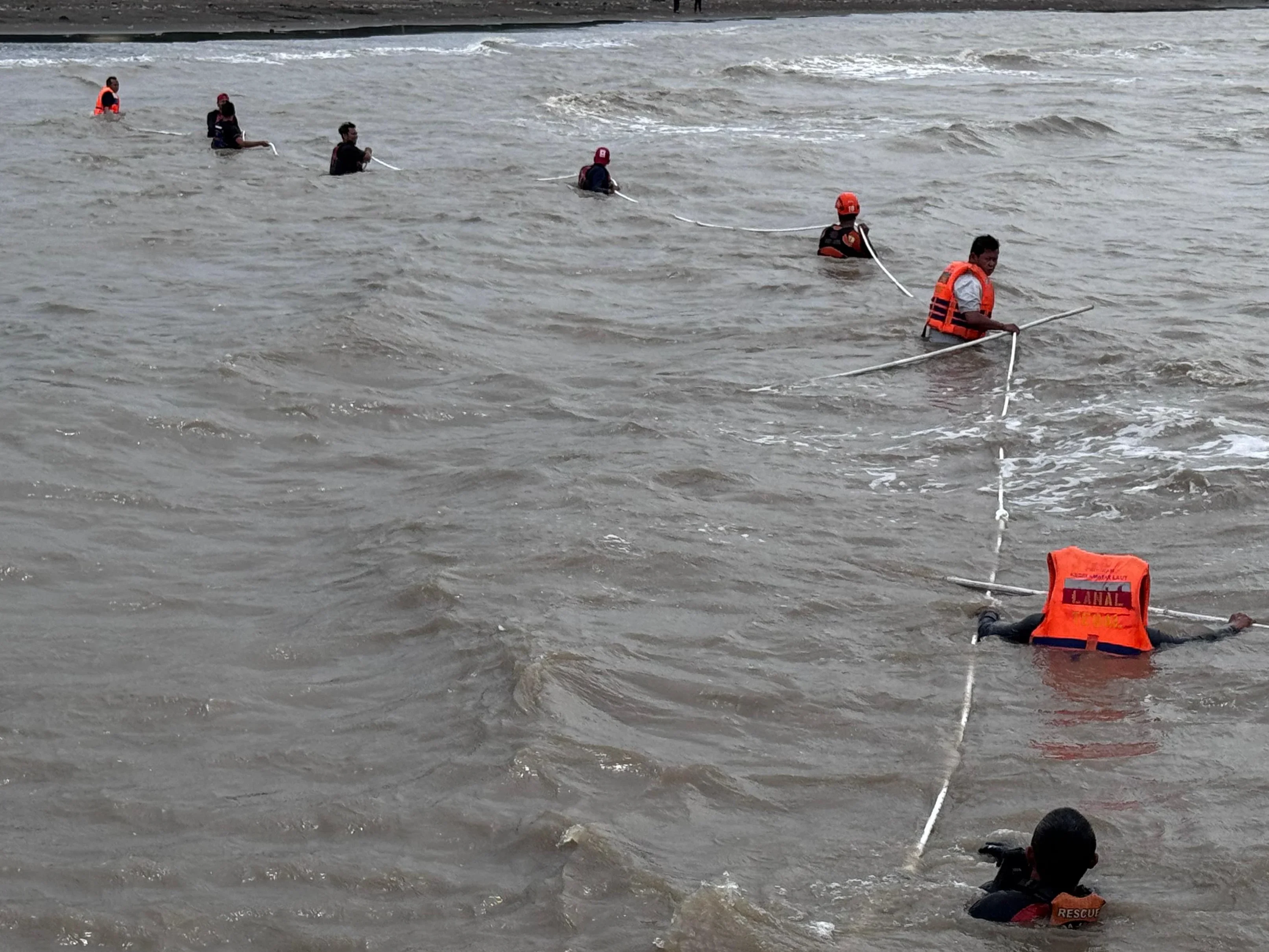 Mandi di Pantai Larangan Tegal, Seorang Pengunjung Hilang Terseret Ombak