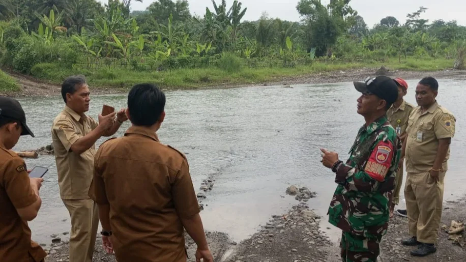 Survei lokasi rencana pembangunan Jembatan Gantung Merah Putih di Kecamatan Bantarkawung, Kabupaten Brebes.