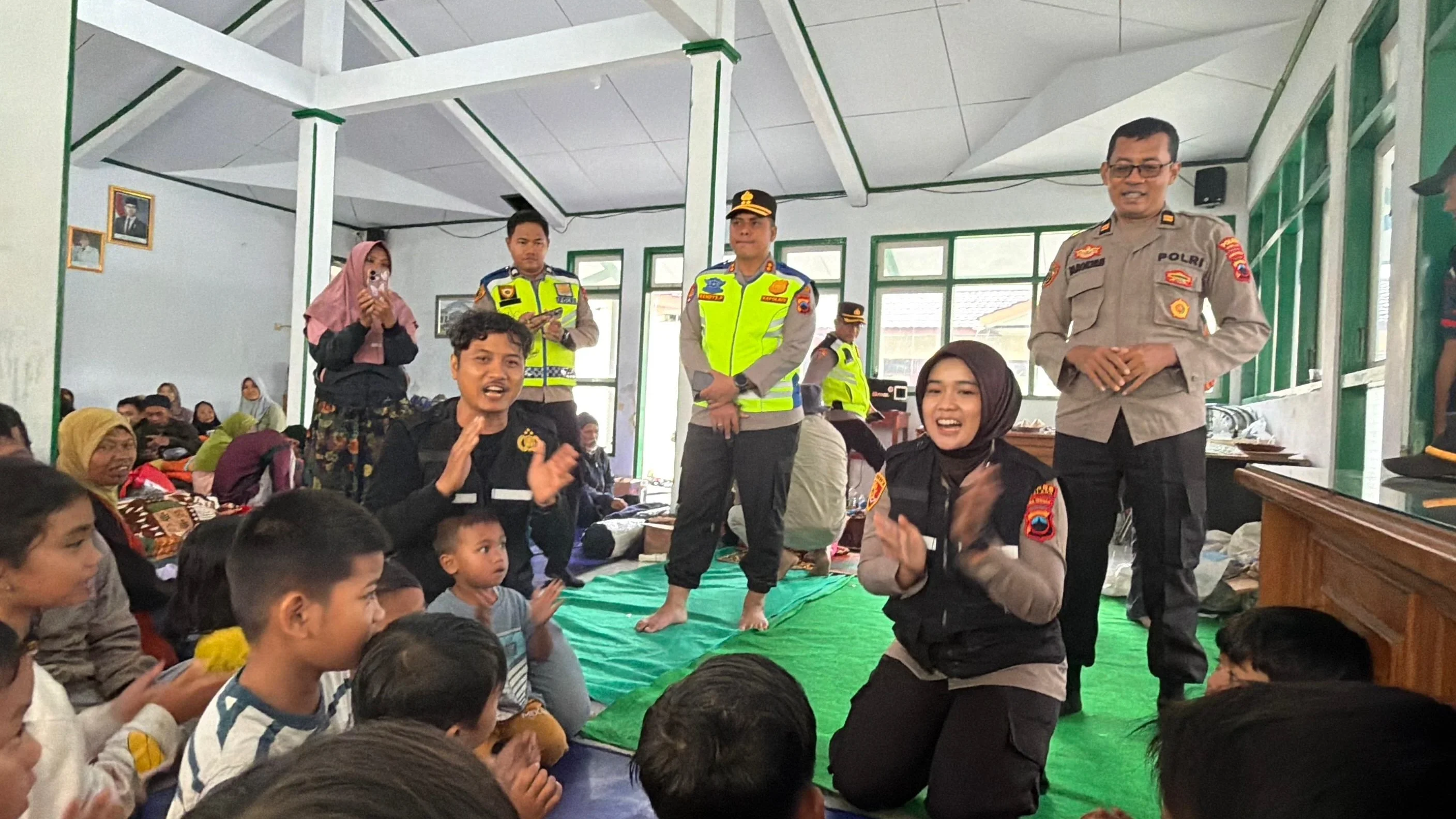 Di Pulosari, Polres Pemalang dan Bhayangkari Gelar Bakti Sosial dan Trauma Healing untuk Warga Terdampak Banjir Bandang