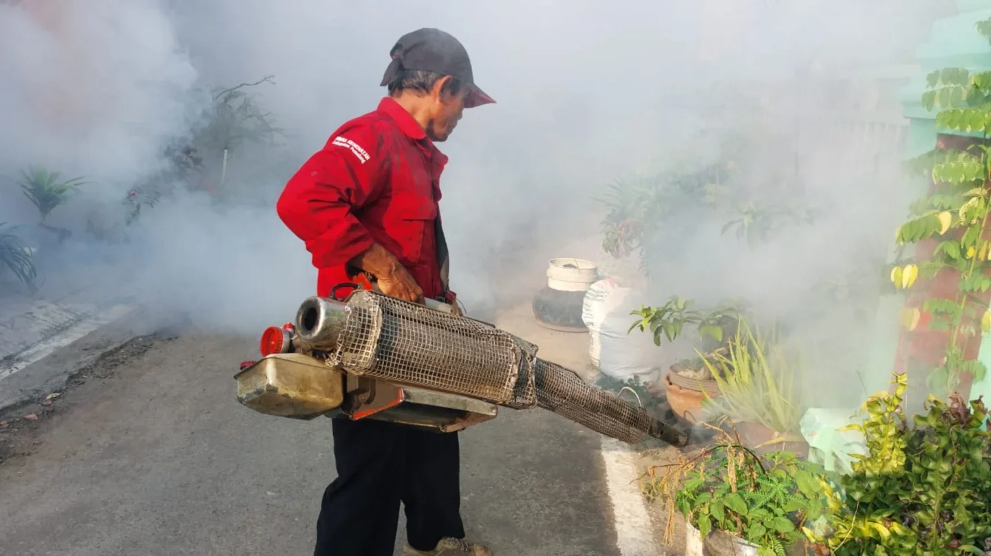 Ilustrasi fogging pembasmian sarang nyamuk 