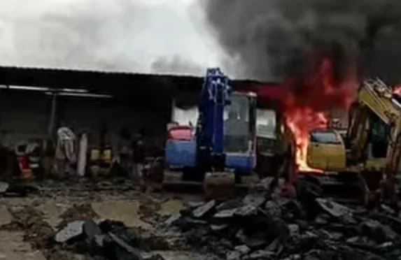 Gudang Rental Alat Berat di Brangsong Kendal  Terbakar