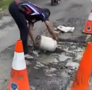 Polisi di Pekalongan Viral Tambal Jalan Berlubang Pakai Uang Pribadi, Aksinya Tuai Pujian Warga