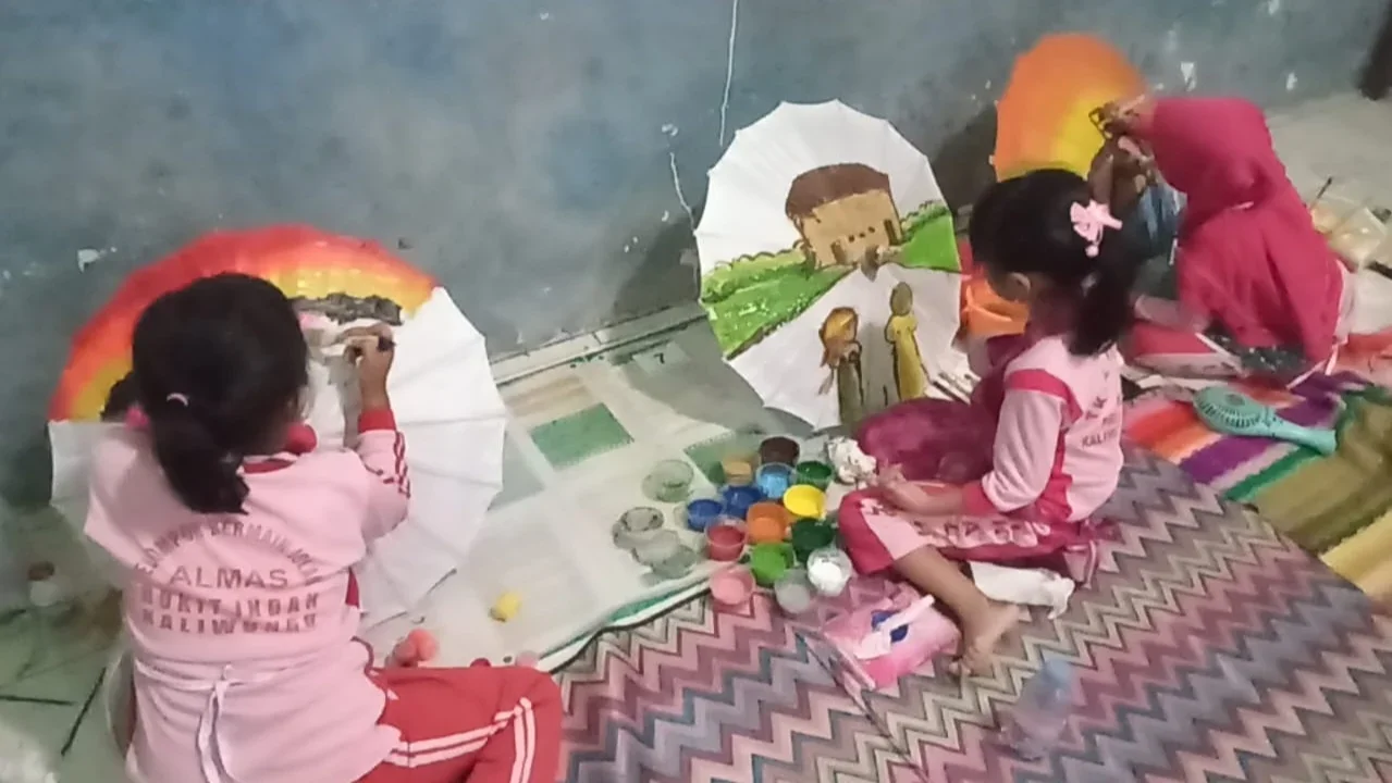 Menjaga Jejak Tradisi Kaliwungu Lewat Lomba Lukis Payung Kertas Harlah MI NU 56 Krajan Kulon