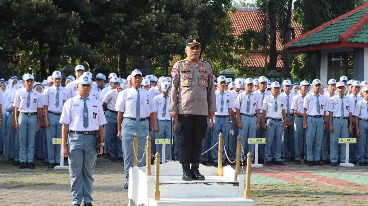 Jadi Pembina Upacara di SMA 3 Slawi, Ini Pesan Kasat Binmas Polres Tegal Kepada Pelajar