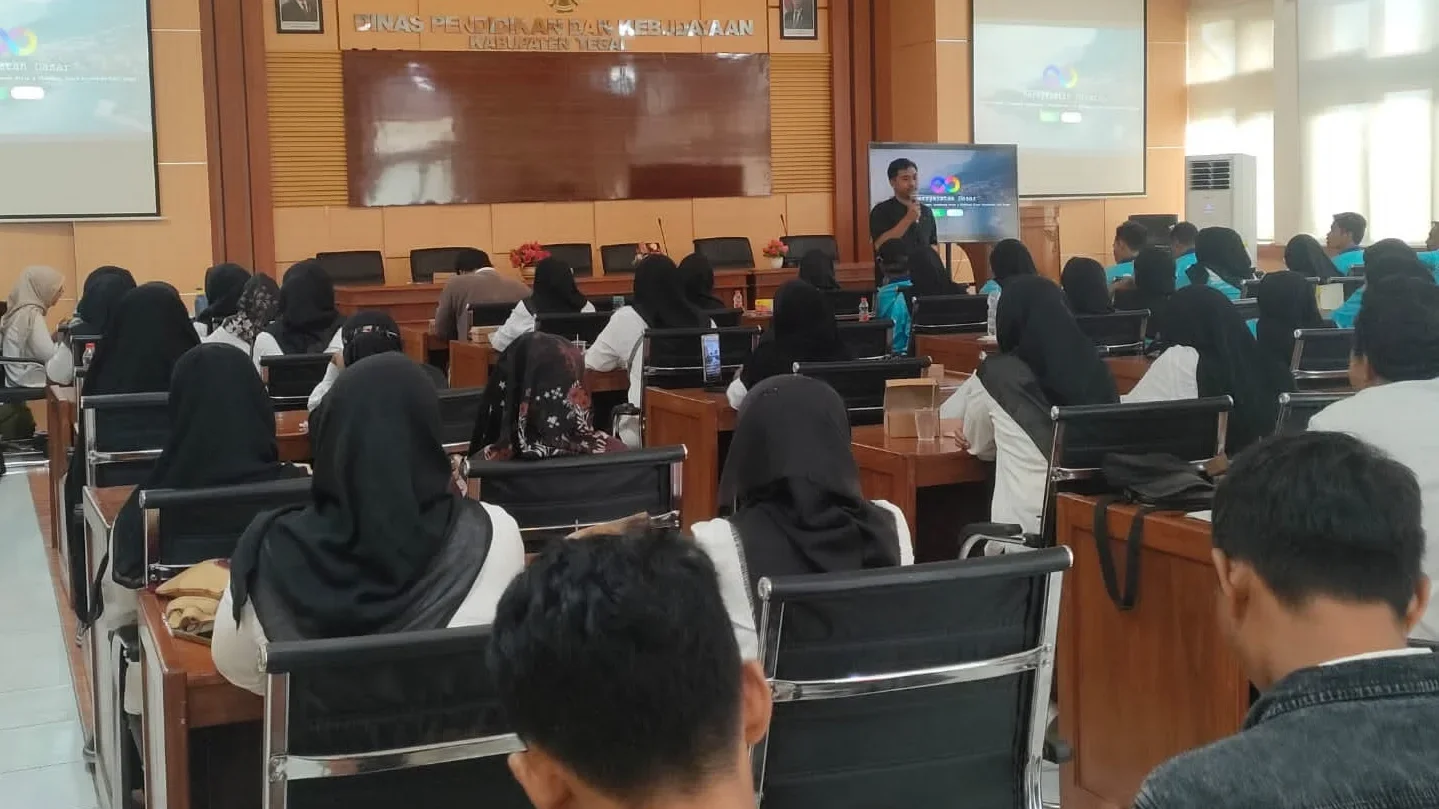 Para penjamah pangan siap saji Satuan Pelayanan Pemenuhan Gizi ( SPPG) mengikuti kursus penjamah pangan siap saji yang dilenggarakan oleh Dinas Kesehatan, Sabtu (17/1).