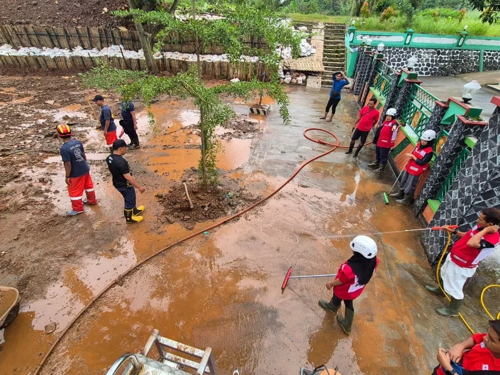 Cegah Penyakit Pasca-banjir, PMI Kendal Bersihkan dan Semprot Disinfektan Sejumlah Wilayah
