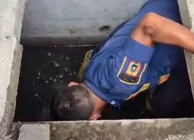 Petugas Damkar Pemalang Bantu Warga Ambil Kunci Motor Jatuh di Selokan