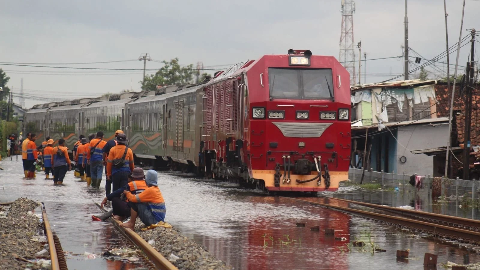 Sejumlah Kereta Masih Dibatalkan, Jalur Pekalongan-Sragi Bisa Dilalui Terbatas