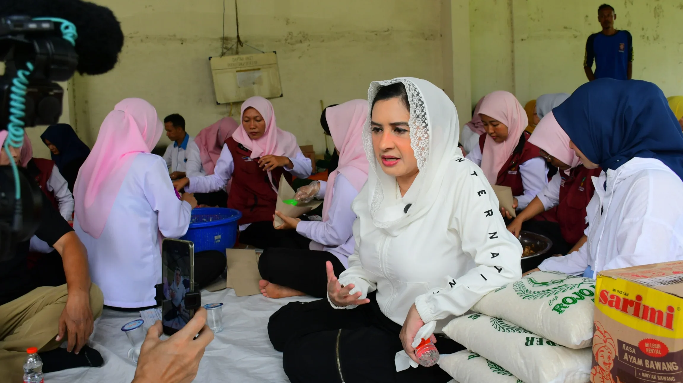 Pastikan Kondisi Korban Banjir, Bupati Fadia Tinjau Dapur Umum di Gudang Sukun Tirto