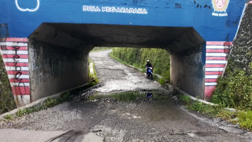 Jalan di Bawah Underpass Negaradaha Bumiayu Rusak, Pengendara Waspada Saat Hujan