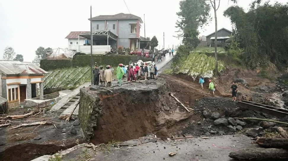 Dampak banjir bandang yang menerjang pemukiman warga di Pulosari Kabupaten Pemalang pada Sabtu 24 Januari 2026 dini hari/Instagram @anom_widiyantoro 