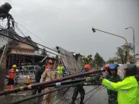 Hujan Deras Disertai Angin Kencang Terjang Kesesi Pekalongan, Sejumlah Fasilitas Umum Rusak