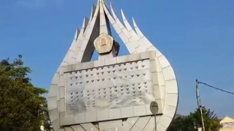 Landmark bawang merah yang berdiri megah di Alun-alun Kota Brebes.