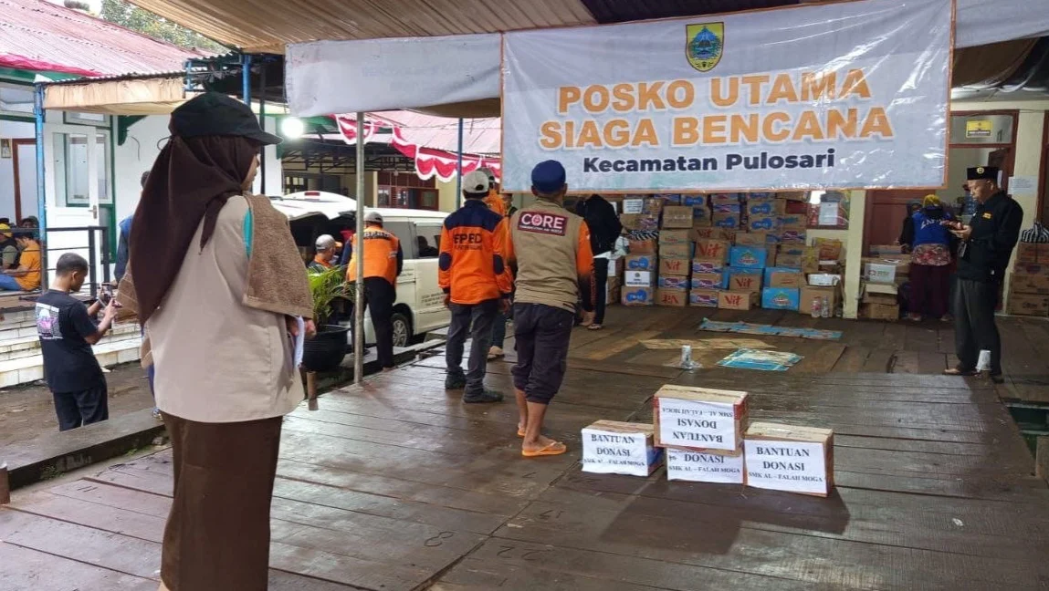 Komunitas Badut Pekalongan Hibur Anak - anak Pengungsi di Pemalang