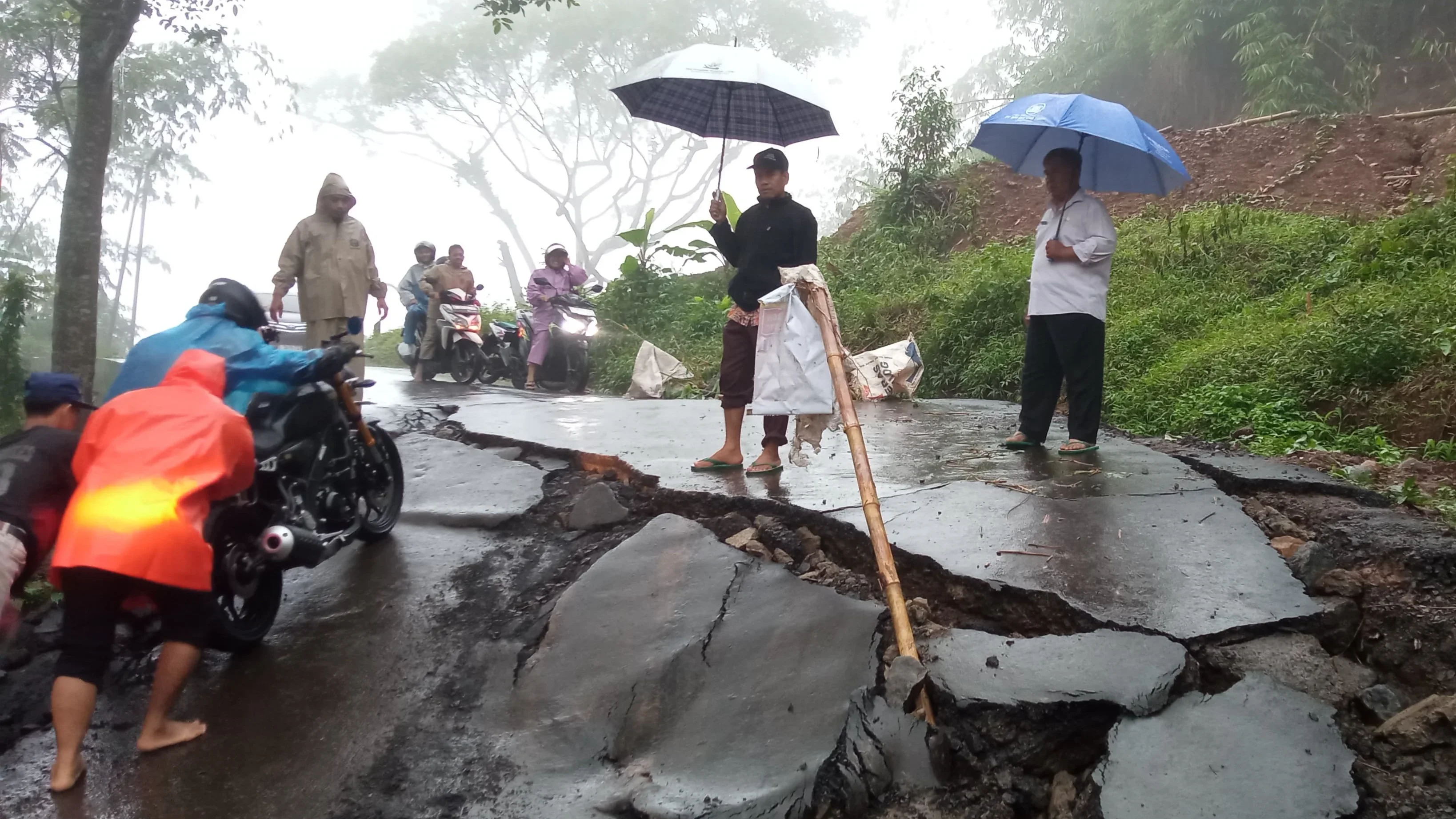 Camat Bojong Cek Jalan Amblas di Gunungjati, Sudah Lapor ke DPUPR Kabupaten Tegal