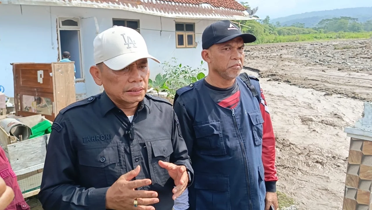 Sekda Brebes Tinjau Banjir Sungai Keruh di Bumiayu, 11 Rumah Warga Roboh