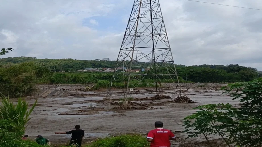 Sawah Hilang, Sungai Baru Muncul: Tower SUTET Adisana Kini Dikelilingi Banjir