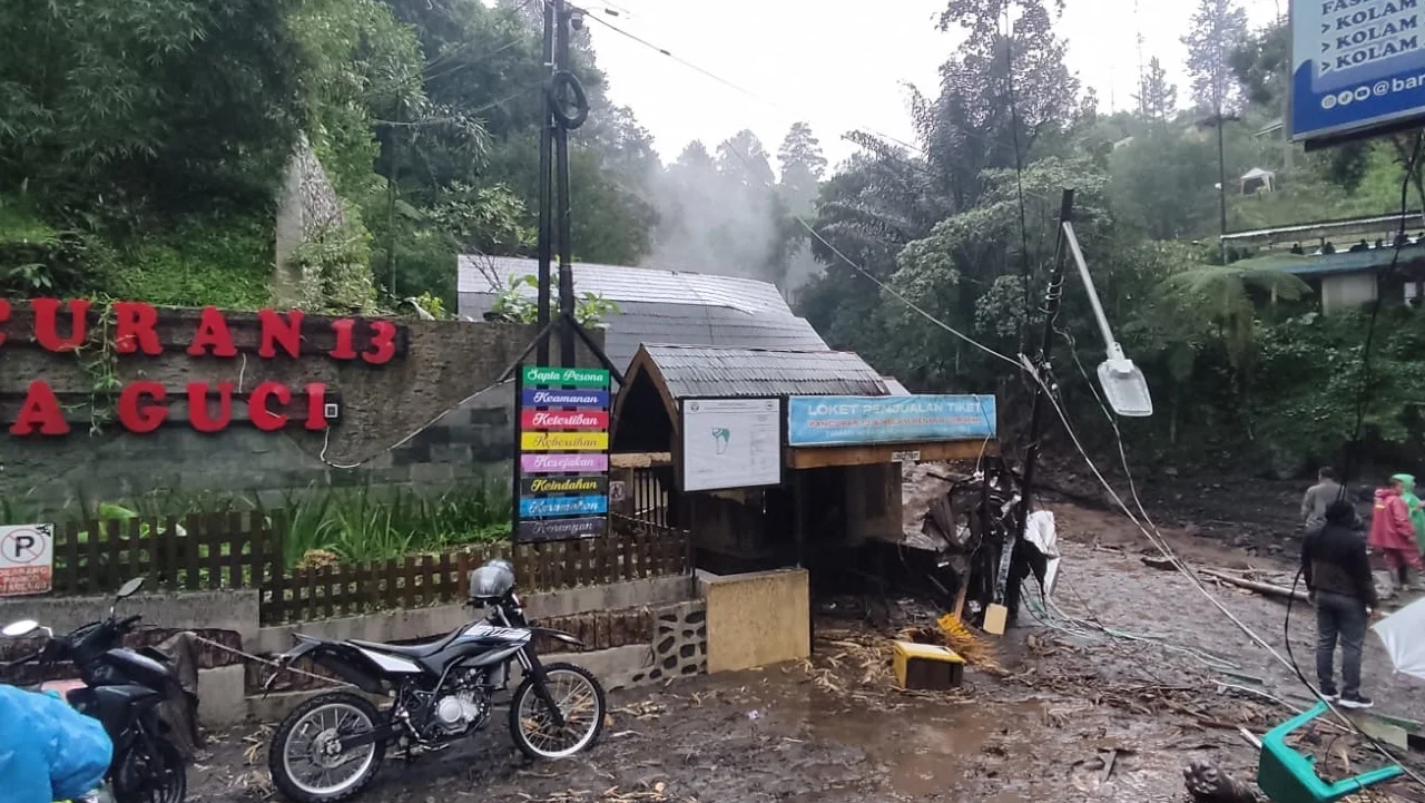 Banjir di Pancuran 13 Wisata Guci Tegal