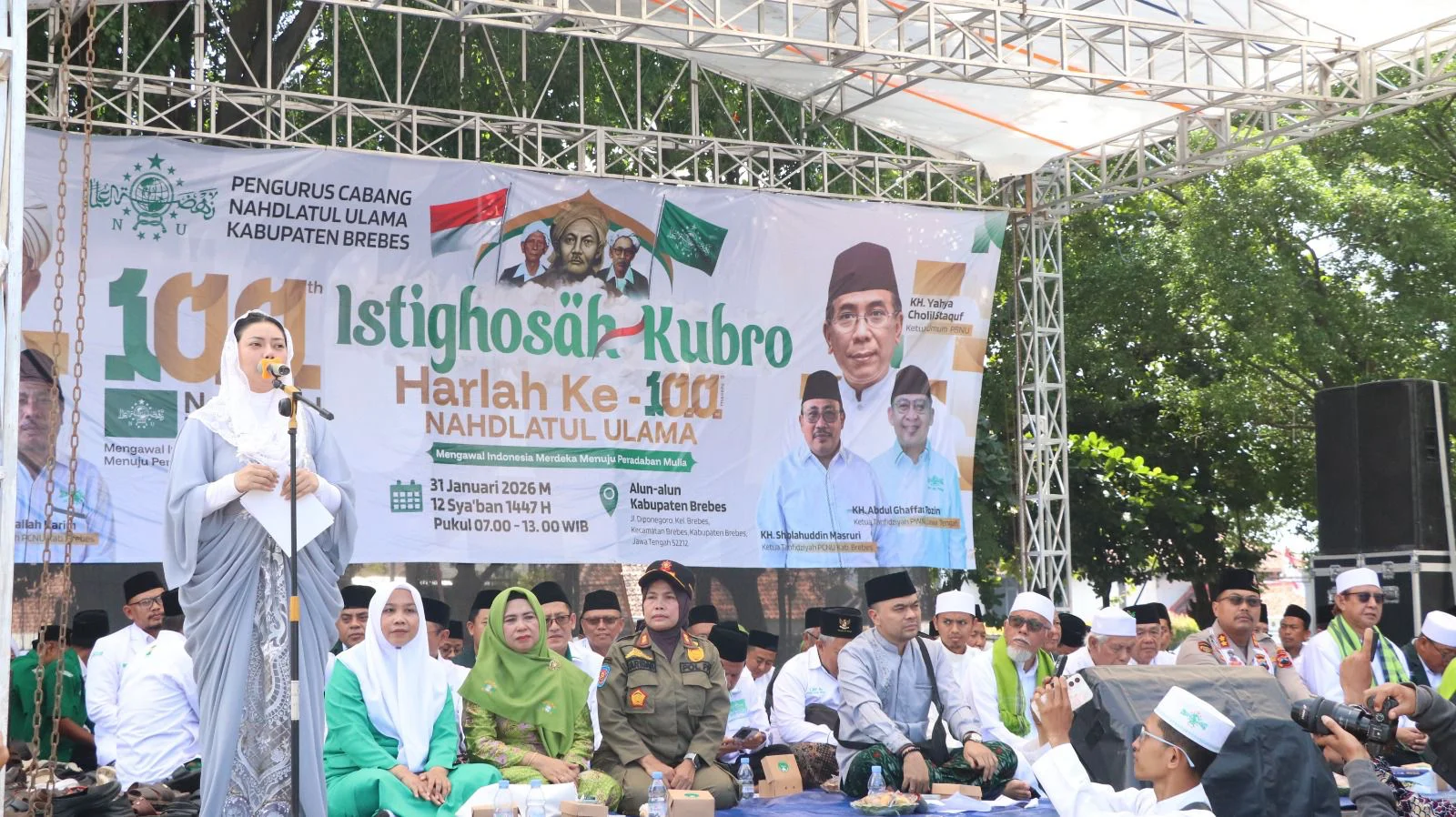 Ribuan Warga Nahdliyin Bersama Bupati Istighosah Kubro Harlah 100 NU di Alun-Alun Brebes