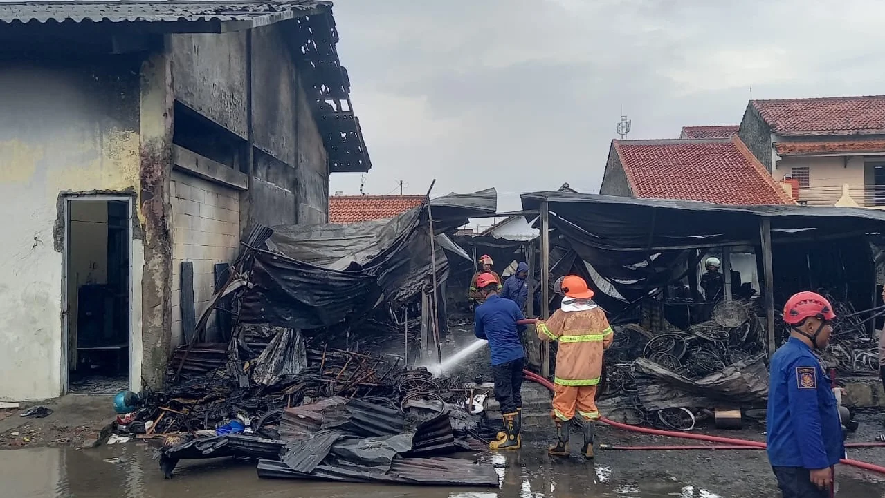 Kebakaran Melanda  Kios Pasar Loak di Terminal Adiwerna, Belasan Kios Hangus Terbakar