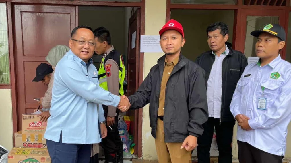 Plt. Direktur Utama Perumda Air Minum Tirta Mulia Pemalang, Moch. Arief Setiawan mengirimkan bantuan ke posko pengungsian di Kecamatan Pulosari. 