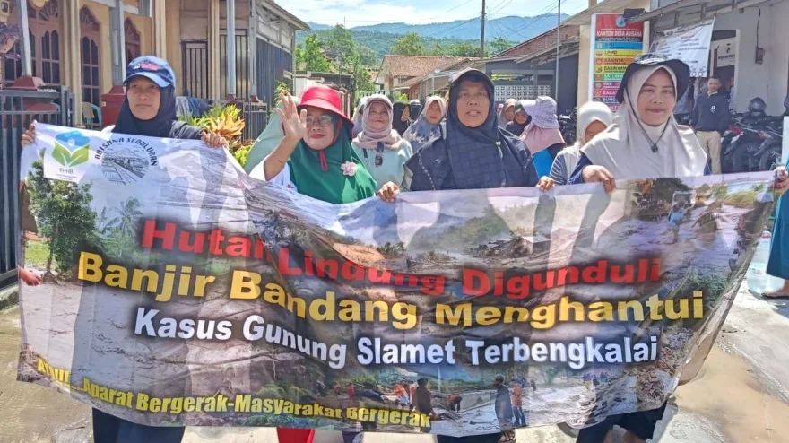 Emak-emak Desa Adisana Brebes Turun ke Jalan Soroti Banjir Berulang dan Kerusakan Hutan