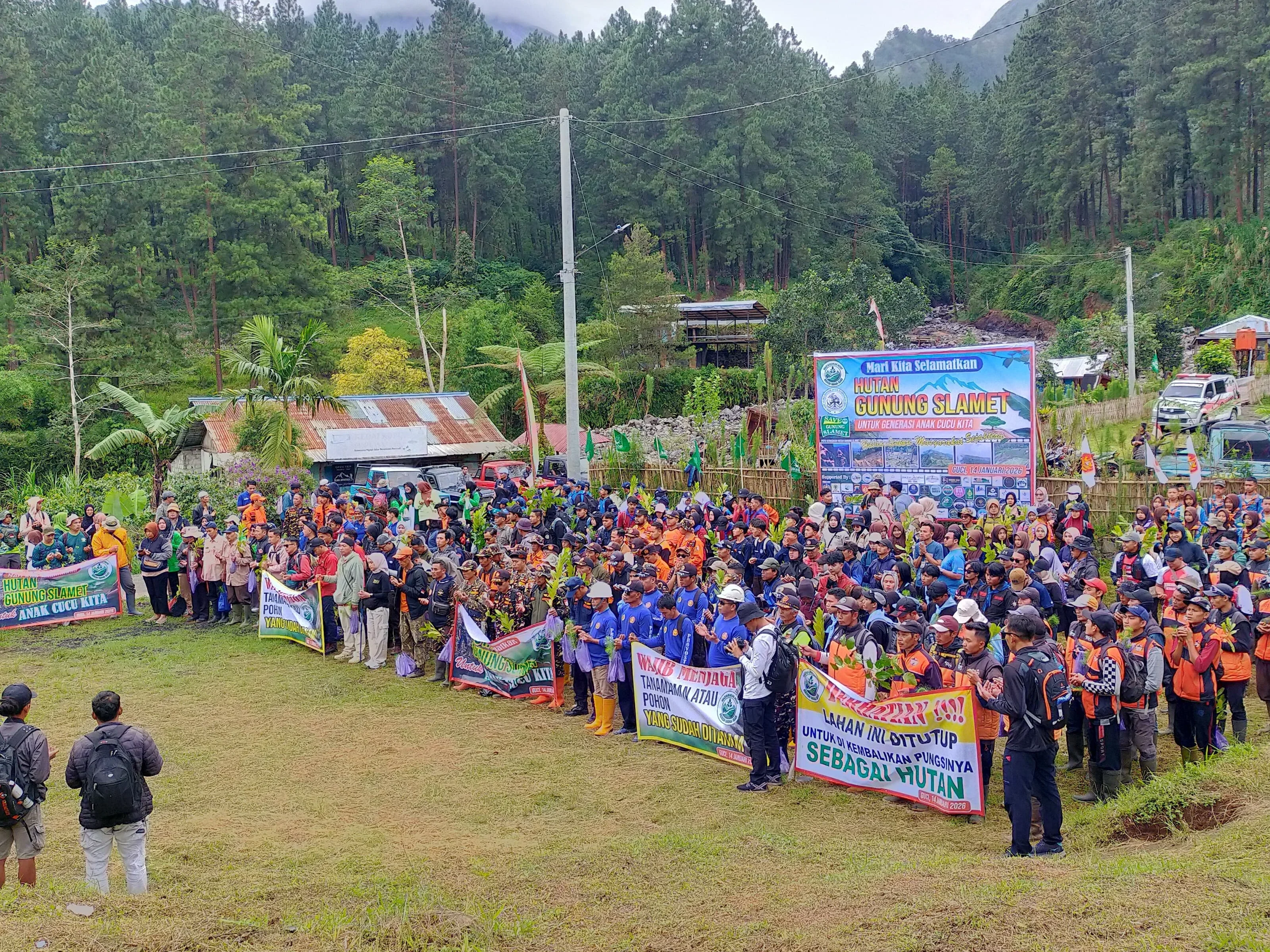 Serentak, 1.000 Bibit Pohon Ditanam di Lereng Gunung Slamet