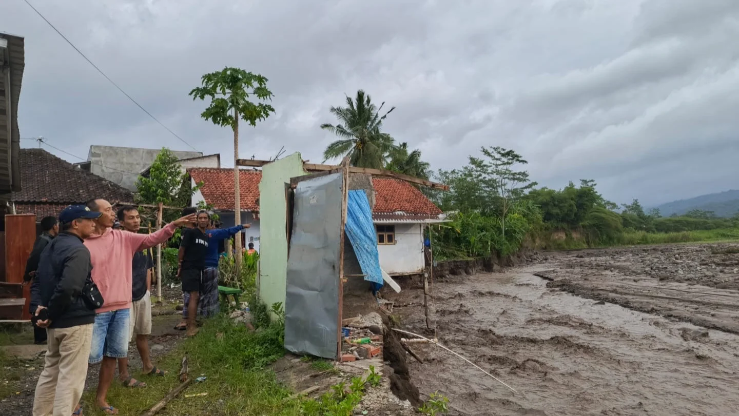 Rumah roboh akibat banjir Sungai Keruh di blok Kalker, Desa Dukuhturi, Kecamatan Bumiayu, Kabupaten Brebes.